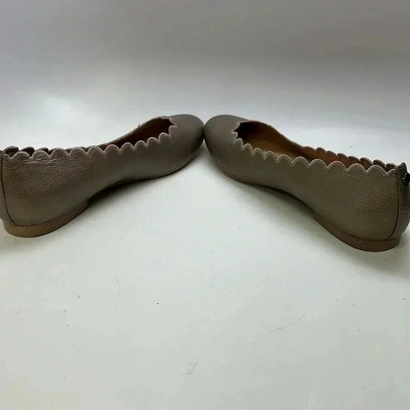 Women’s DKNY Metallic Gold Color Flats Size 6.5 Preowned - Picture 5 of 8